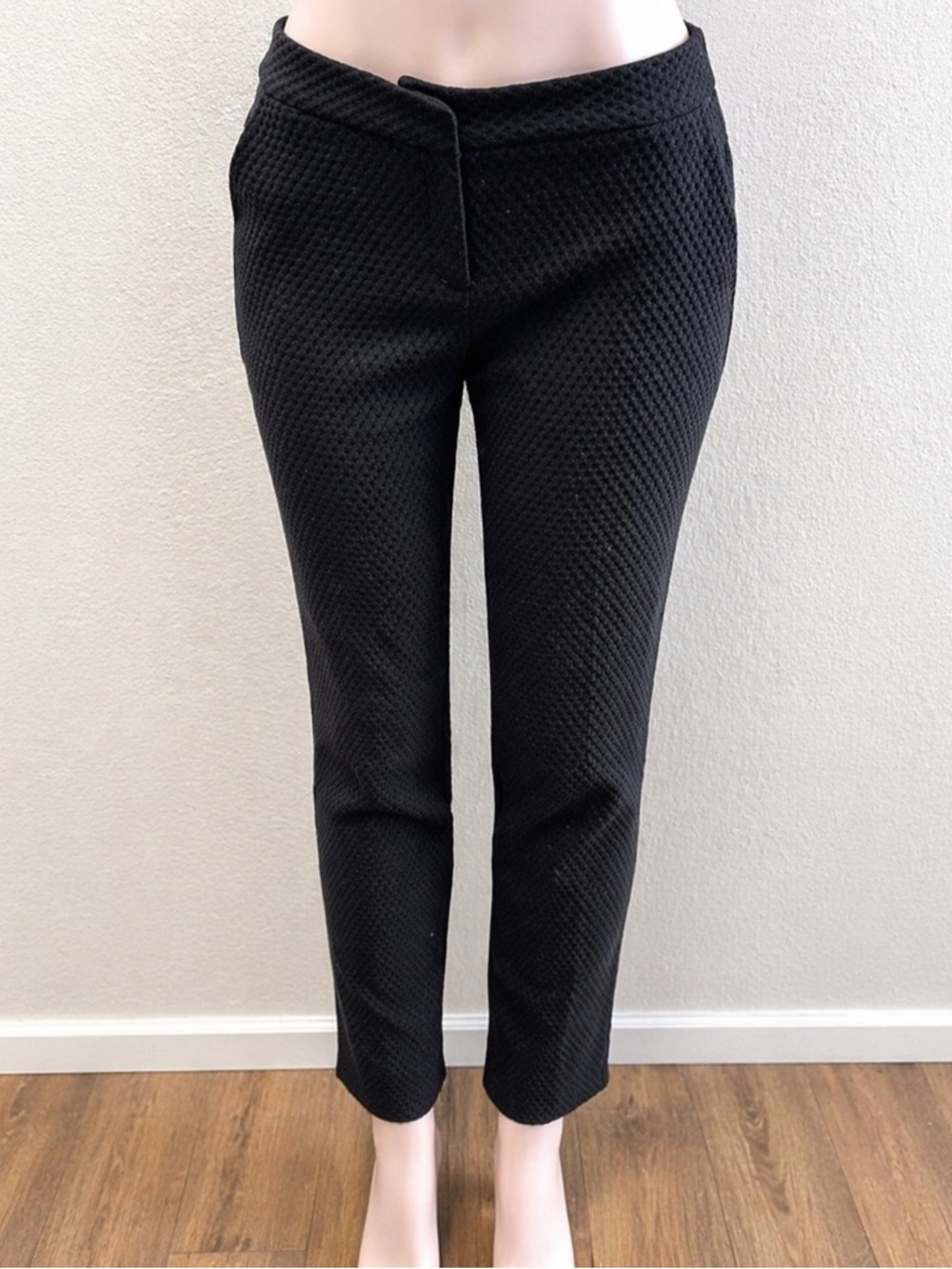CeCe by Cynthia Steffe Black Textured Ankle Pants Cropped Size 4